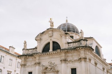 St. Blaise Kilisesi 'nin çatısındaki heykeller. Dubrovnik, Hırvatistan. Yüksek kalite fotoğraf