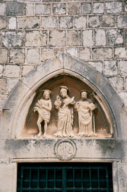 St. Luke Kilisesi 'nin ön kapısındaki Lunette' te bulunan üç azizin heykelleri. Dubrovnik, Hırvatistan. Yüksek kalite fotoğraf