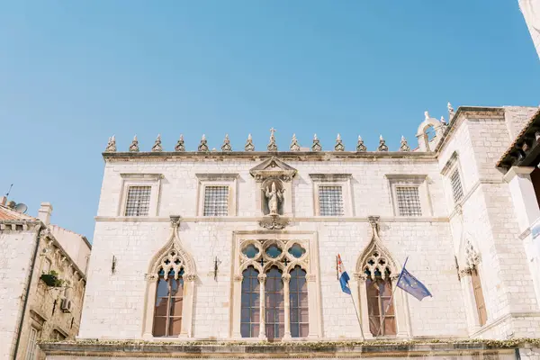 Antik Sponza Sarayı 'nın ön cephesinde pencere ve heykel var. Dubrovnik, Hırvatistan. Yüksek kalite fotoğraf
