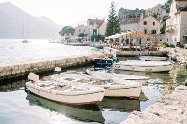 Balıkçı tekneleri Perast kıyısında bir sırada demirlemiş. Karadağ. Yüksek kalite fotoğraf