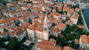 Aziz İvan Kilisesi 'nin yüksek çan kulesi Budva' nın antik evleri arasında. Karadağ. Drone. Yüksek kalite fotoğraf