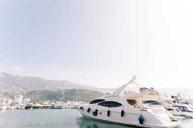 Lüks karavan yatları, dağlara bakan kıyılara demirlemiş. Yüksek kalite fotoğraf