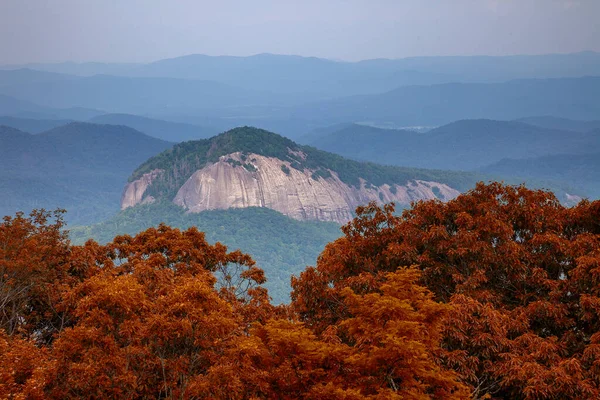 青い尾根上の葉のガラス岩の山と秋の色を見るパークウェイ — ストック写真