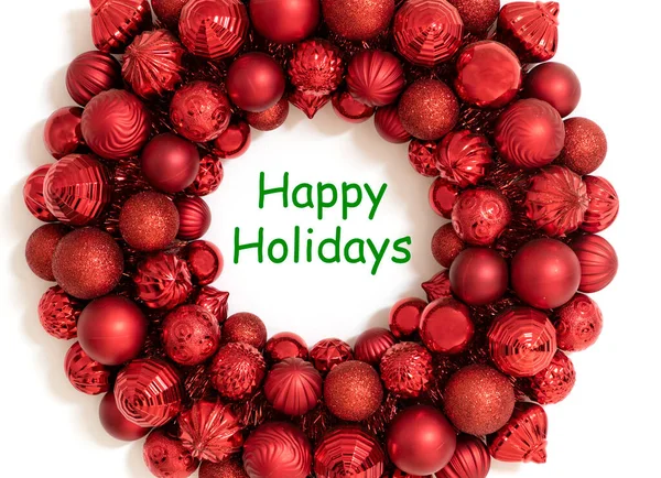 メリークリスマスの休日のグリーティングカードや緑のハッピーホリデーテキストと背景 赤いクリスマスの装飾品で作られた赤い誓い — ストック写真