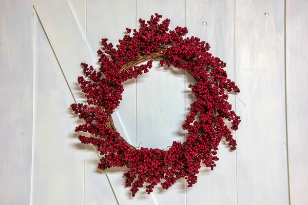 Red Berry Grapevine Holiday Wreath White Barn Door — Stock Photo, Image