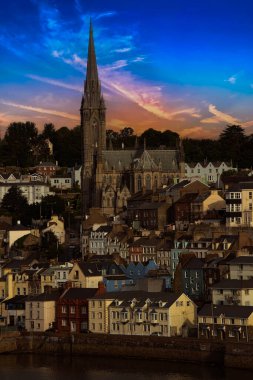 Cobh üzerinde canlı bir akşam gökyüzü, İrlanda 'da bir köy, Cork limanında bir ada