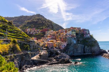 Manarola Köyü, Cinque Terre sahil şeridinde Kuzey İtalya 'nın La Spezia eyaletine bağlı renkli villalar..