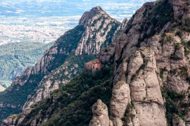 Barcelona, İspanya yakınlarındaki Tırtıklı Dağ anlamına gelen Montserrat sıradağları.