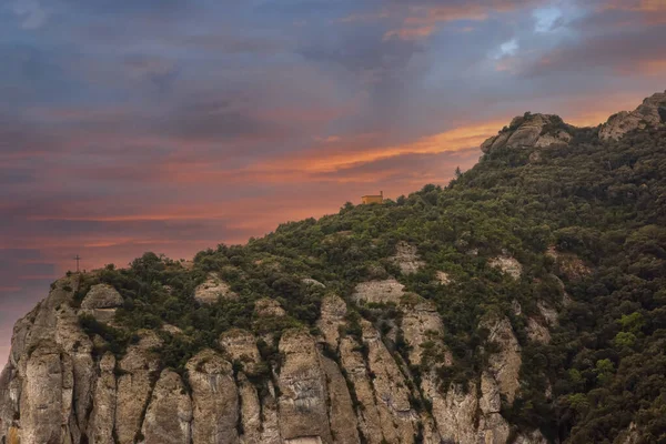 マイケルズ クロスは スペインのバルセロナ近郊のモンセラットの山の端にあります — ストック写真