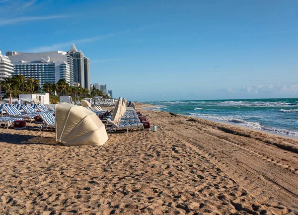 Rozloha Miamis South Beach Atlantský Oceán Relaxační Křesla Slunečníky Pro — Stock fotografie