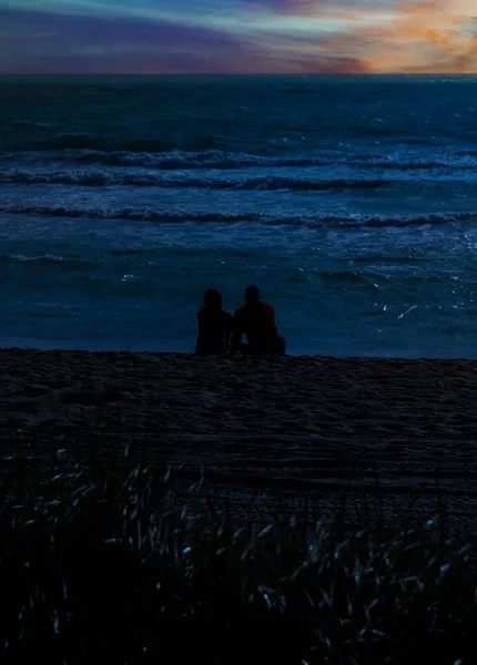 Silhouette Eines Paares Beim Sonnenuntergang Über Dem Atlantik Miami Florida — Stockfoto