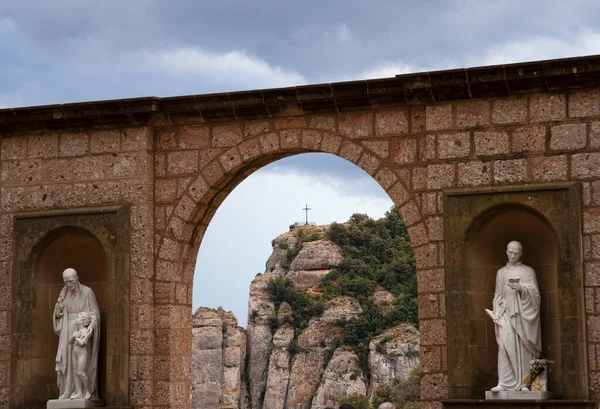 Cruz San Miguel Sentada Cima Montserrat Través Del Arco Las —  Fotos de Stock