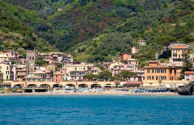 Monterosso al Mare, İtalya - 26 Nisan 2023: Liguria bölgesinin bir parçası ve Cinque Terre 'deki beş köyden biri olan Monterosso' nun küçük bir köyünün görüntüsü.