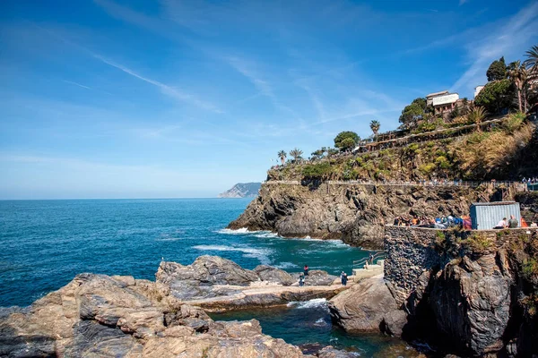 Cinque Terre Italië April 2023 Bezoekers Bewonderen Ruige Kustlijn Van — Stockfoto