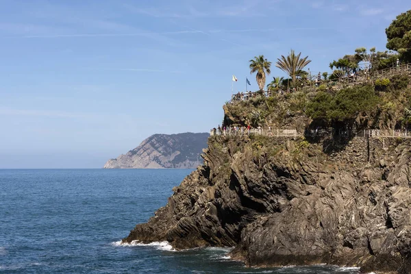 Cinque Terre Włochy Kwietnia 2023 Odwiedzający Podziwiają Wytrzymałe Wybrzeże Cinque — Zdjęcie stockowe