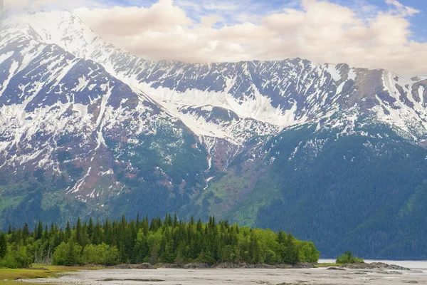 アラスカ山脈と水域の風景 ロイヤリティフリーのストック写真