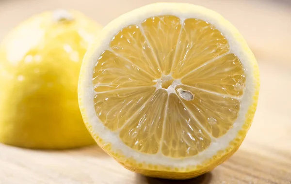 Половинка Лимона Другой Половиной Заднем Плане Яркая Освежающая Стоковое Изображение