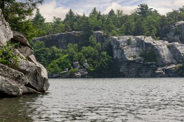 Minnewaska Gölü, New Paltz, New York 'taki Minnewaska Eyalet Parkı' nda ve Shawangunk Dağı 'nın eteklerinde yer alıyor..