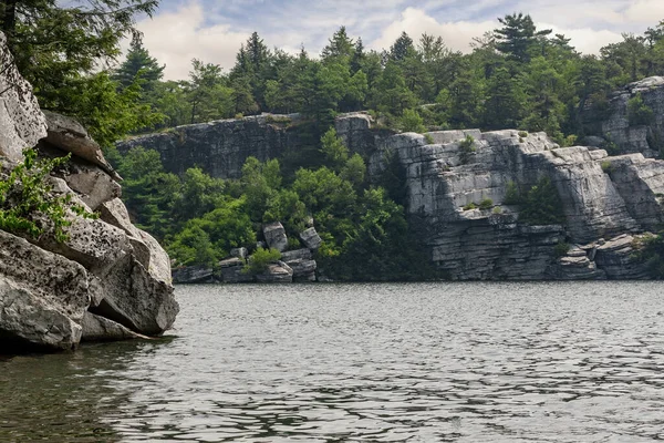 Minnewaska Gölü, New Paltz, New York 'taki Minnewaska Eyalet Parkı' nda ve Shawangunk Dağı 'nın eteklerinde yer alıyor..