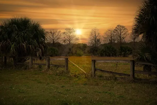 Sonne Ende Des Tages Entlegener Landschaft Floridas Kaputter Zaun Mit lizenzfreie Stockbilder