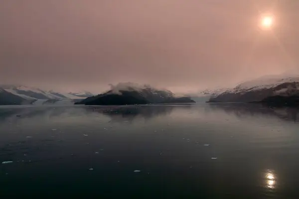 Nap Kukucskál Távoli Alaszkában Lévő Fjord Gleccsereken Keresztül Stock Fotó