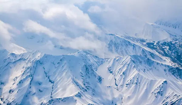 在德纳里山顶上空飞行 白雪覆盖了山顶 Denali是北美最高的山峰 免版税图库图片