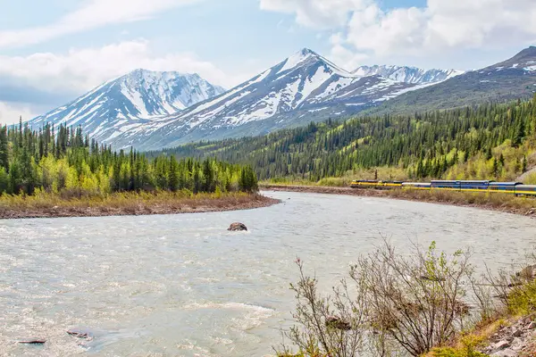 Zug Fährt Fluss Der Abgelegenen Wildnis Von Alaska lizenzfreie Stockbilder