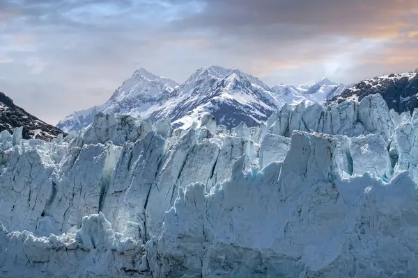蓝冰冰川和阿拉斯加山脉 白雪覆盖蓝天 免版税图库照片