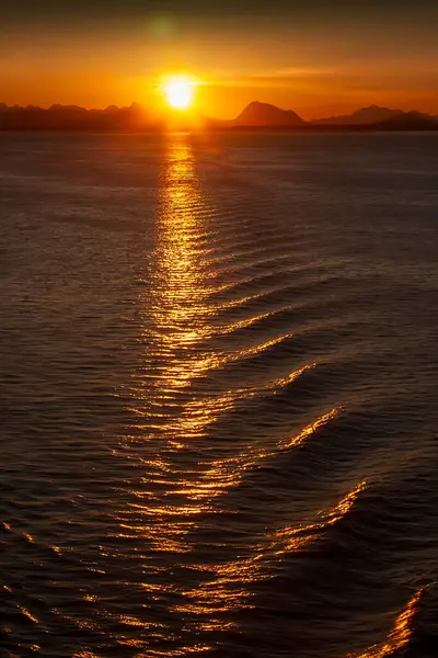 Sonnenuntergang Über Den Gebirgszügen Alaskas Und Küstengewässern Stockfoto