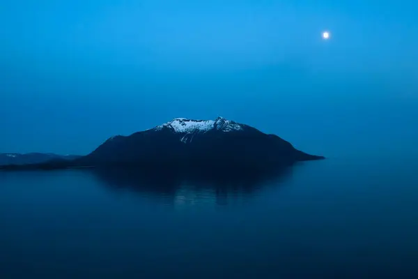 阿拉斯加的偏远雪地覆盖着月亮光芒的小岛 图库图片