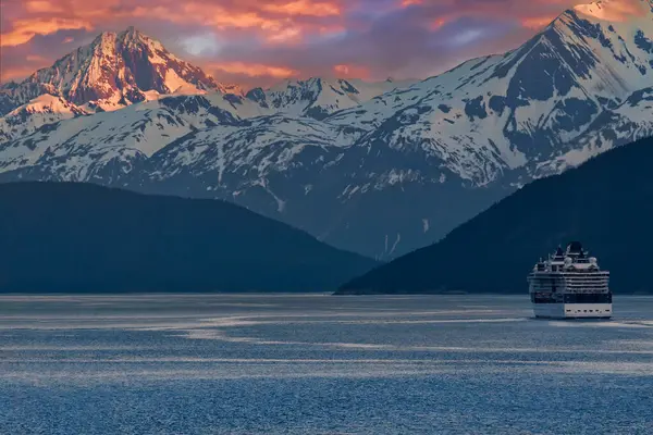 Круизный Корабль Внутреннем Проходе Конце Дня Красивая Горная Цепь Аляски Стоковое Изображение