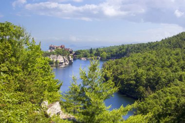 New York 'un kuzeyindeki Mohonk Dağı Evi ve Mohonk Gölü