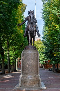 Paul Revere 'in Boston, Massachusetts' teki Eski Kuzey Kilisesi yakınlarındaki Paul Revere Alışveriş Merkezi 'ne monte edilmiş bir binicilik heykeli.