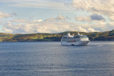 Saguenay, Quebec, Kanada - 8 Ekim 2024: Okyanusya yolcu gemisi, Nautica, Saguenay Nehri 'nde demirlemiş, yolcuları kıyıya taşıma ihalesi yapıyor..