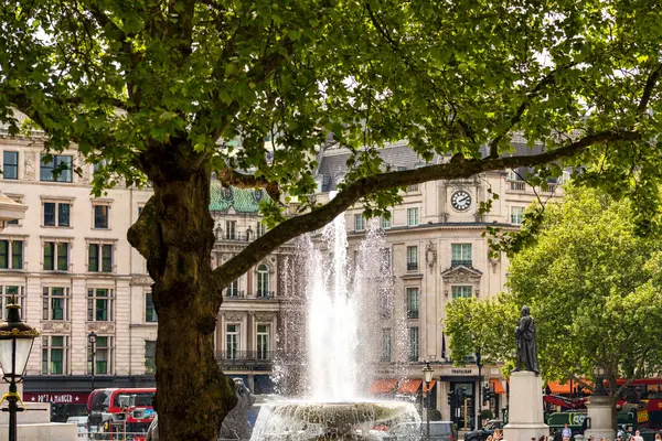 Londra, İngiltere, İngiltere - 1 Mayıs 2025: Trafalgar Meydanı, Westminster 'da halka açık plaza, çeşme ve heykellerle dolu, yoğun bir iş alanı.