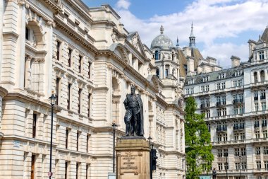 Londra, İngiltere - Mayıs 12025: İngiltere 'nin Whitehall bölgesinde bulunan 8. Devonshire Dükü Spencer Compton' ın ayakta duran heykeli.