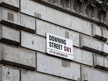 Londra, İngiltere, İngiltere - Mayıs 12025: Westminster, Londra, İngiltere 'deki bir İngiliz Hükümet binasının duvarında Başbakanlık Street SW1 tabelası.