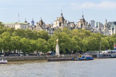 Londra, İngiltere, İngiltere - 1 Mayıs 2025: Londra Kraliyet Hava Kuvvetleri (RAF) Anıtı, Thames Nehri kıyısındaki Victoria Embankment üzerinde yer almaktadır..