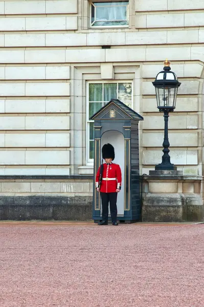 Londra, İngiltere, İngiltere - 1 Mayıs 2025: İngiliz Kraliyet Muhafızları, Londra 'daki Buckingham Sarayı' nın girişindeki görevinde..