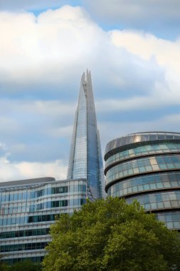 Londra, İngiltere, İngiltere - 3 Mayıs 2025: Çömlek, 72 katlı piramit şeklinde bir gökdelen, İtalyan mimar Renzo Piano tarafından tasarlandı.