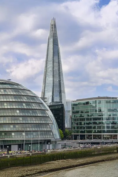 Londra, İngiltere, İngiltere - 3 Mayıs 2025: Çömlek, 72 katlı piramit şeklinde bir gökdelen, İtalyan mimar Renzo Piano tarafından tasarlandı.