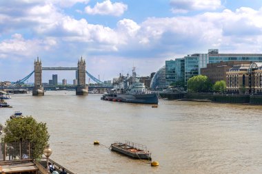 Londra, İngiltere, İngiltere - 3 Mayıs 2025: Ünlü Kule Köprüsü ve Thames Nehri üzerindeki HMS Belfast.