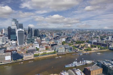 Londra, İngiltere, İngiltere - 3 Mayıs 2025: Londra şehri ve Thames Nehri 'nin manzaralı manzarası.