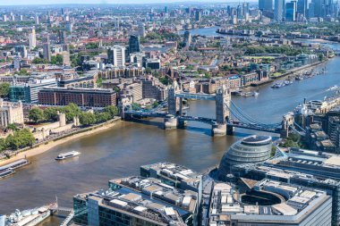 Thames Nehri 'nin ve Londra' daki Tower Köprüsü 'nün havadan görüntüsü..