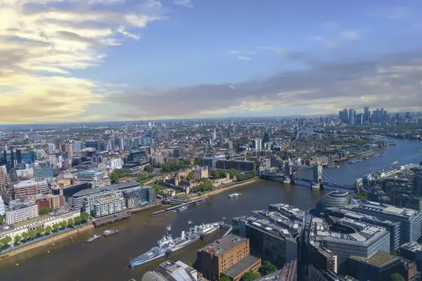 Londra şehrinin manzaralı manzarası ve Thames Nehri, Londra, İngiltere