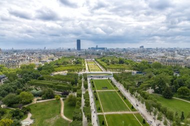 Champ de Mars 'ın kuş bakışı manzarası, Paris, Fransa' da geniş bir halka açık park ve yeşil alan.