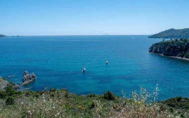 İtalya 'nın Elba adasında Capoliveri yakınlarındaki mavi sularda manzara
