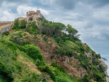 Portoferraio 'daki Volterraio Kalesi, Elba bir tepenin üstünde.