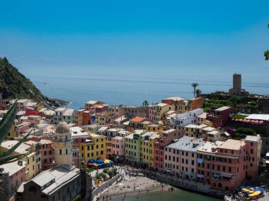 Luguria, İtalya 'nın deniz manzaralı renkli Cinque Terre' lerinden biri olan Vernazza 'nın uçurum kentine bakın.