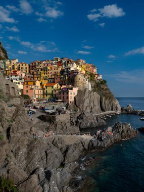 Luguria, İtalya 'nın deniz manzaralı renkli Cinque Terre' lerinden biri olan Manarola 'nın uçurum kentine bakın.